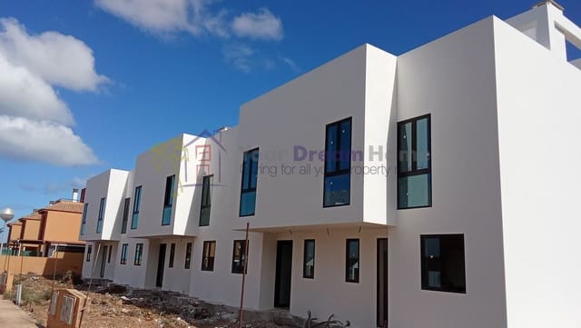 Pareado de 3 habitaciones en Corralejo, La Oliva en venta con piscina garaje - 379.000 € (Ref: 8926389)
