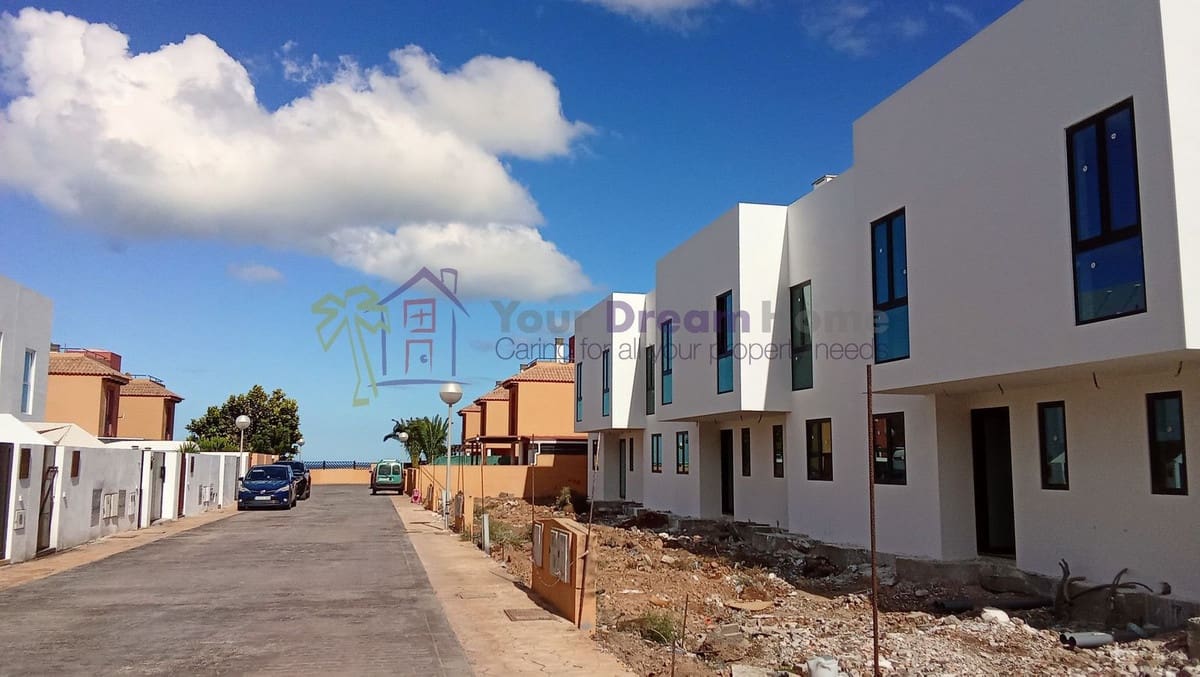 3 bedroom Semi-detached Villa for sale in Corralejo with pool garage - € 379,000 (Ref: 8926389)