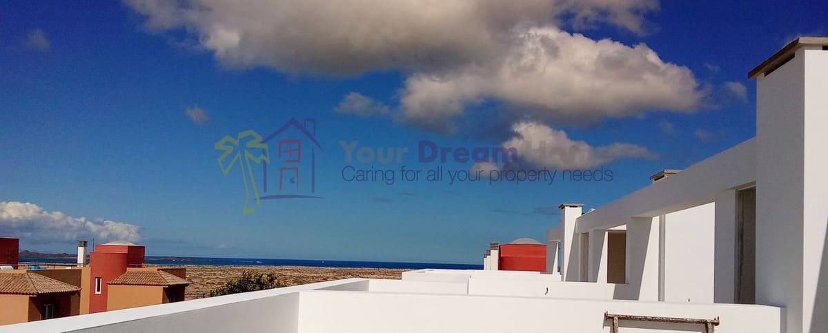 3 slaapkamer Halfvrijstaande villa te koop in Corralejo met zwembad garage - € 379.000 (Ref: 8926389)
