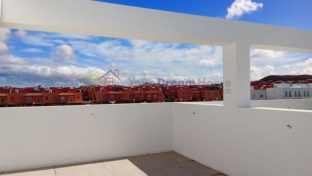 3 sovrum Semi-fristående Villa till salu i Corralejo, La Oliva med pool garage - 379 000 € (Ref: 8926389)