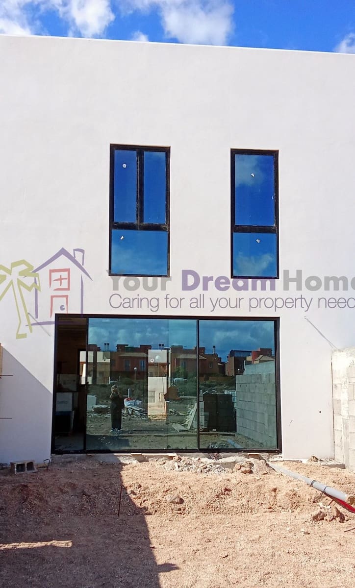 3 slaapkamer Halfvrijstaande villa te koop in Corralejo met zwembad garage - € 379.000 (Ref: 8926389)