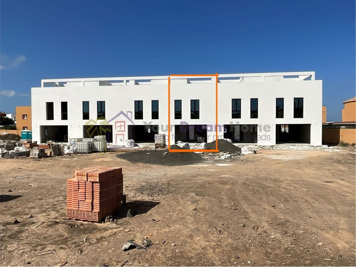 3 slaapkamer Halfvrijstaande villa te koop in Corralejo met zwembad garage - € 379.000 (Ref: 8926389)