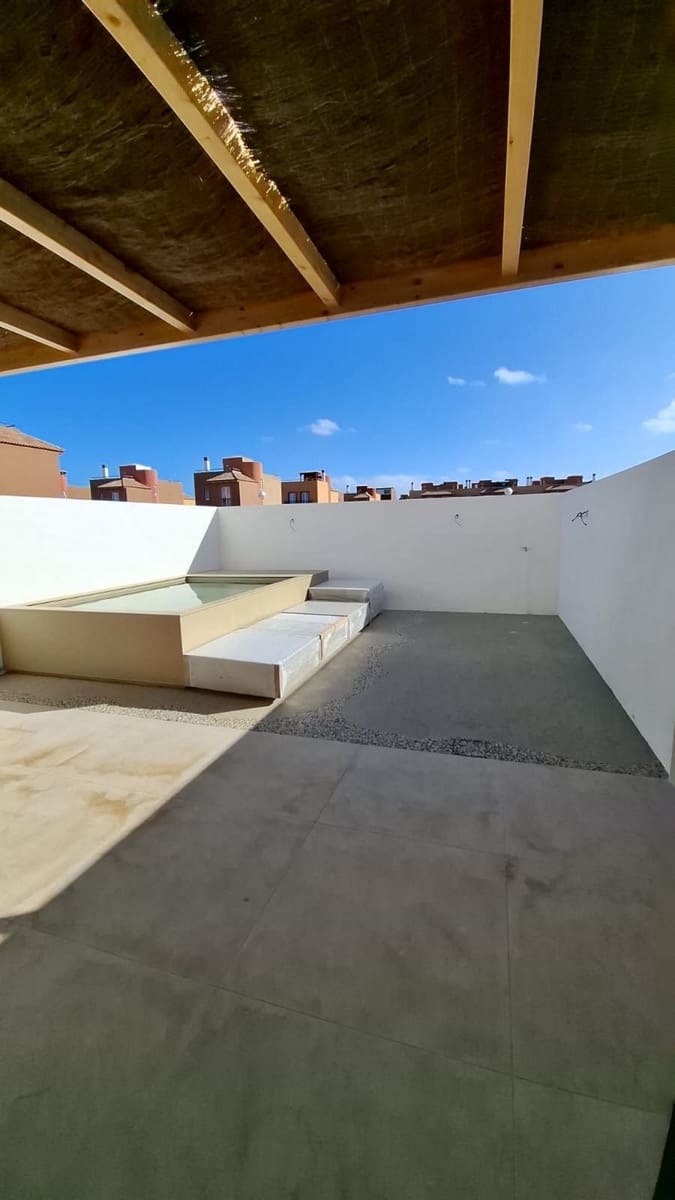 3 soveværelse Semi-Rækkehus til salg i Corralejo med swimmingpool - € 395.000 (Ref: 8926389)