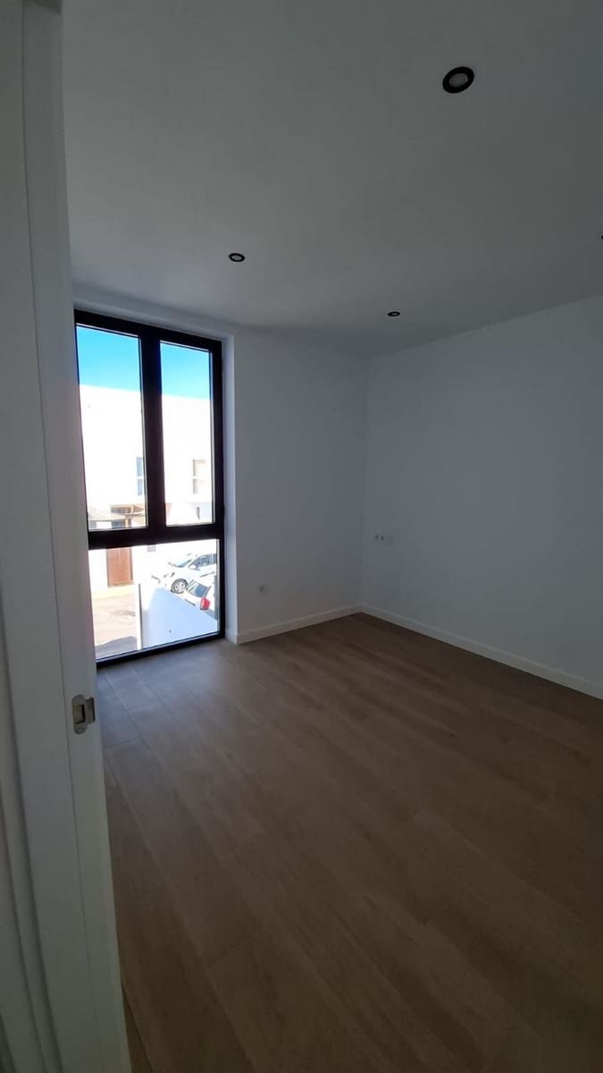 3 soveværelse Semi-Rækkehus til salg i Corralejo med swimmingpool - € 395.000 (Ref: 8926389)