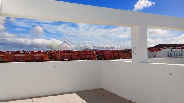 Pareado de 3 habitaciones en Corralejo, La Oliva en venta con piscina - 395.000 € (Ref: 8926389)