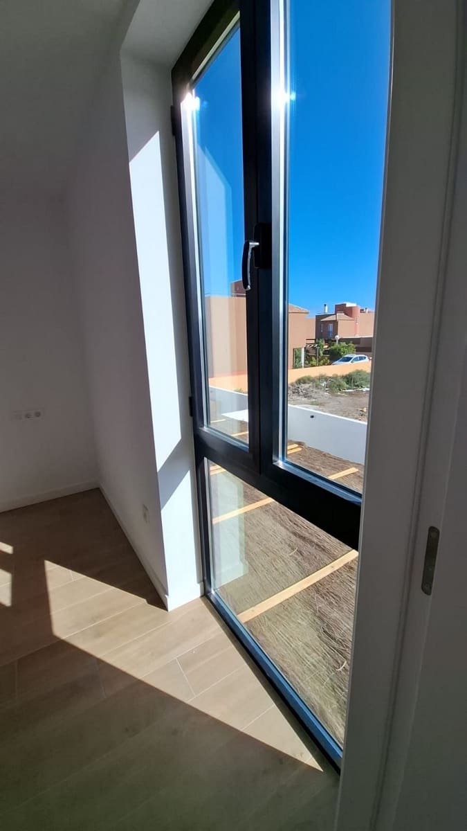 3 chambre Villa/Maison Semi-Mitoyenne à vendre à Corralejo avec piscine - 395 000 € (Ref: 8926389)
