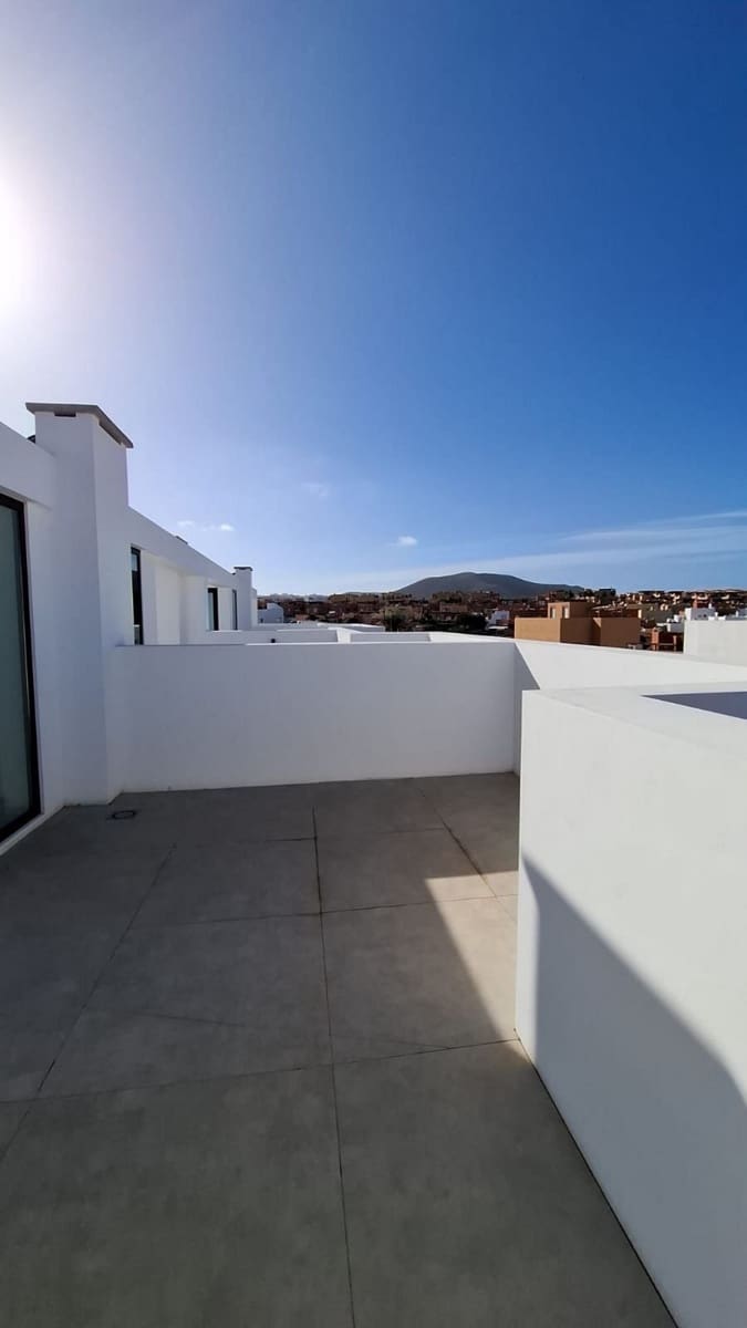 3 quarto Moradia Geminada para venda em Corralejo com piscina - 395 000 € (Ref: 8926389)