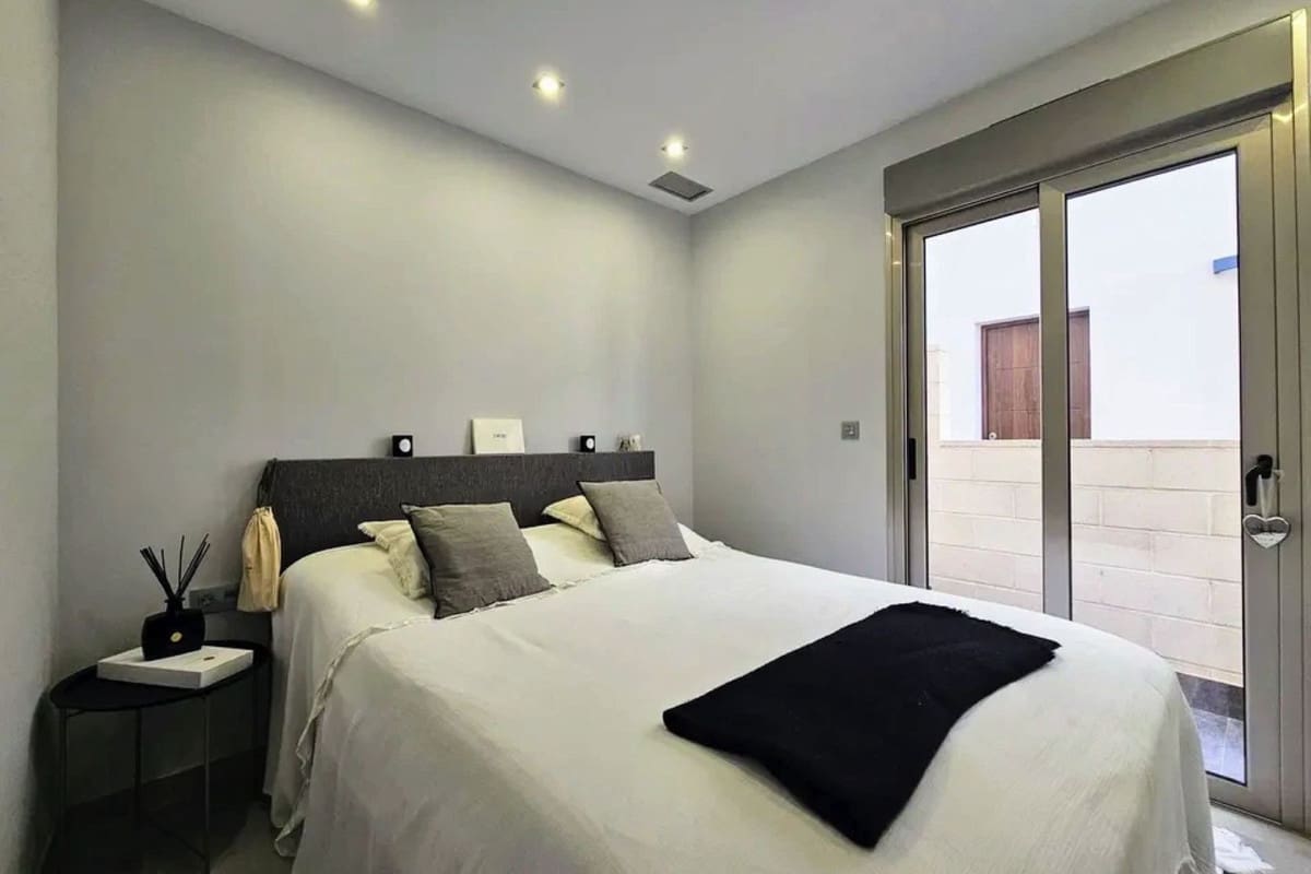 Chalet de 3 habitaciones en Villamartin en venta con piscina garaje - 369.950 € (Ref: 8929088)