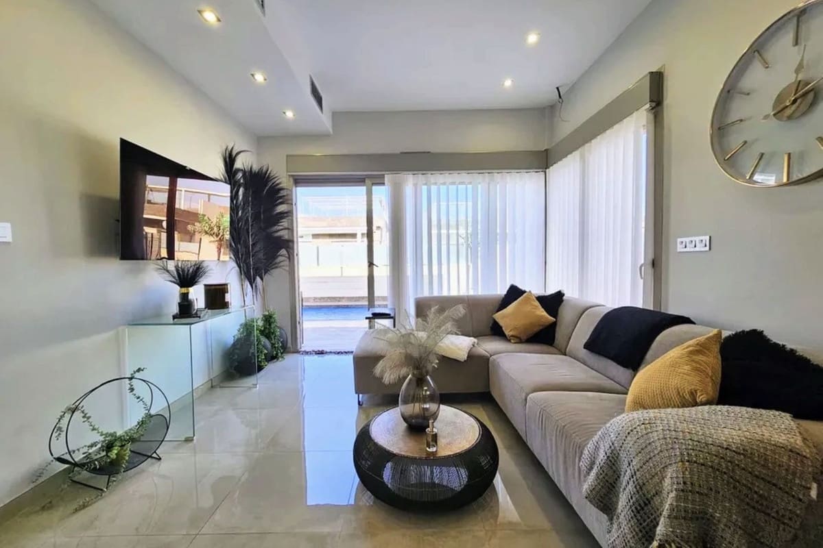 Chalet de 3 habitaciones en Villamartin en venta con piscina garaje - 369.950 € (Ref: 8929088)