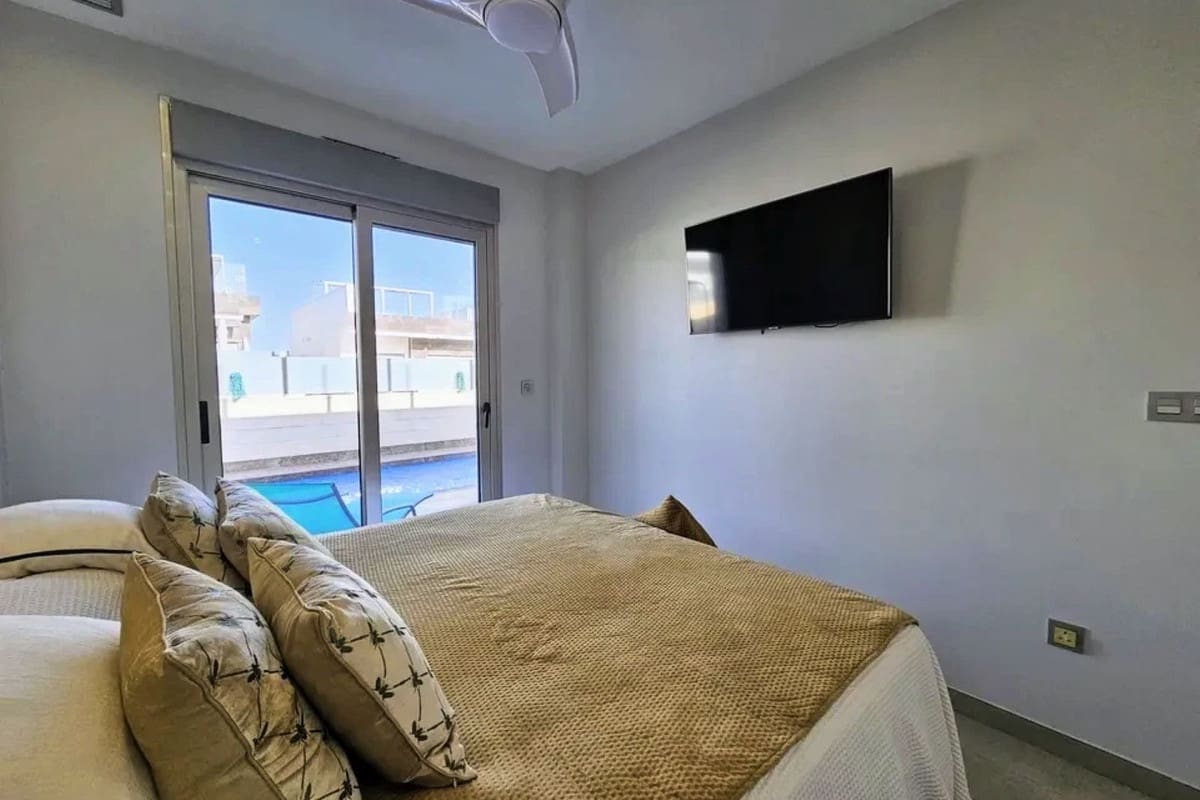 Chalet de 3 habitaciones en Villamartin en venta con piscina garaje - 369.950 € (Ref: 8929088)