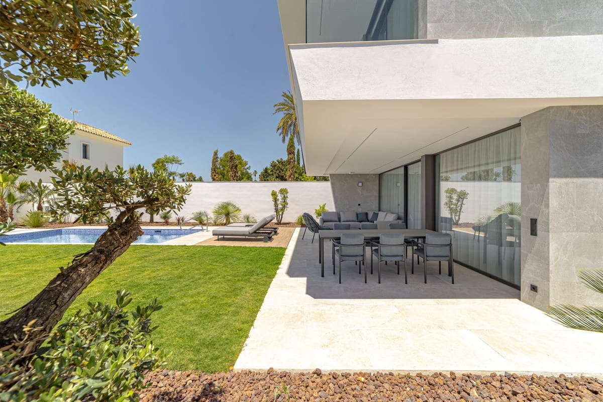4 bedroom Villa for sale in San Pedro de Alcantara with pool - € 2,695,000 (Ref: 8943925)
