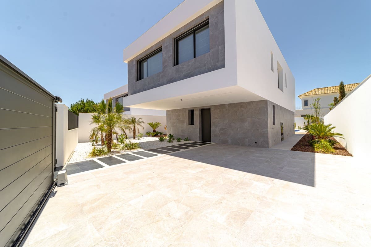4 bedroom Villa for sale in San Pedro de Alcantara with pool - € 2,695,000 (Ref: 8943925)