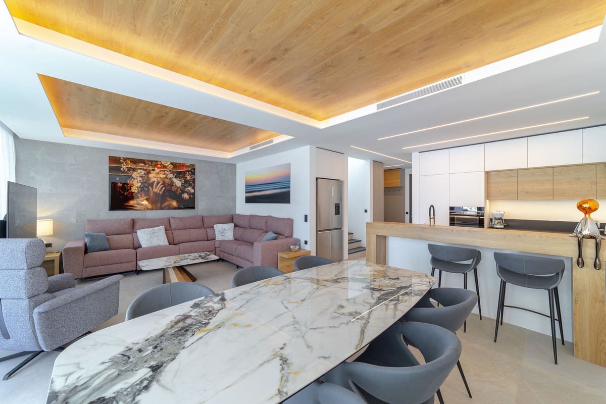 4 bedroom Villa for sale in San Pedro de Alcantara with pool - € 2,695,000 (Ref: 8943925)