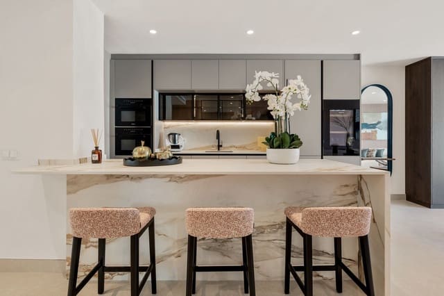 3 bedroom Apartment for sale in Los Monteros, Marbella - € 2,250,000 (Ref: 8957122)