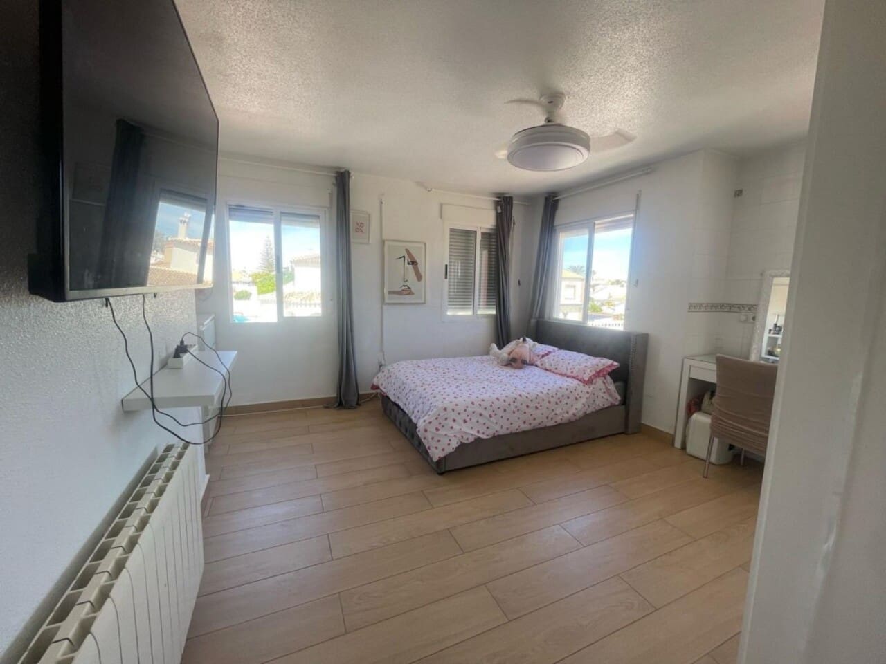 5 bedroom Villa for sale in Playa Flamenca - € 379,000 (Ref: 8961613)