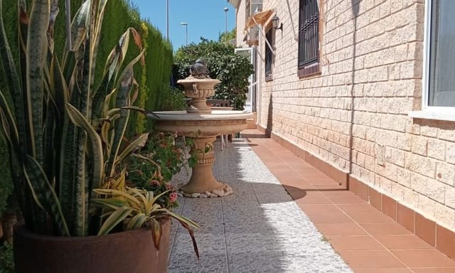 4 soverom Villa til salgs i Pilar de la Horadada ciudad, Pilar de la Horadada med garasje - € 295 000 (Ref: 8968328)