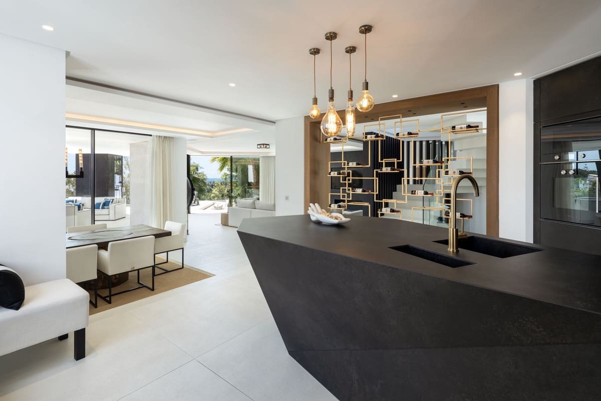 5 bedroom Villa for sale in Benahavis with pool garage - € 5,195,000 (Ref: 8972498)