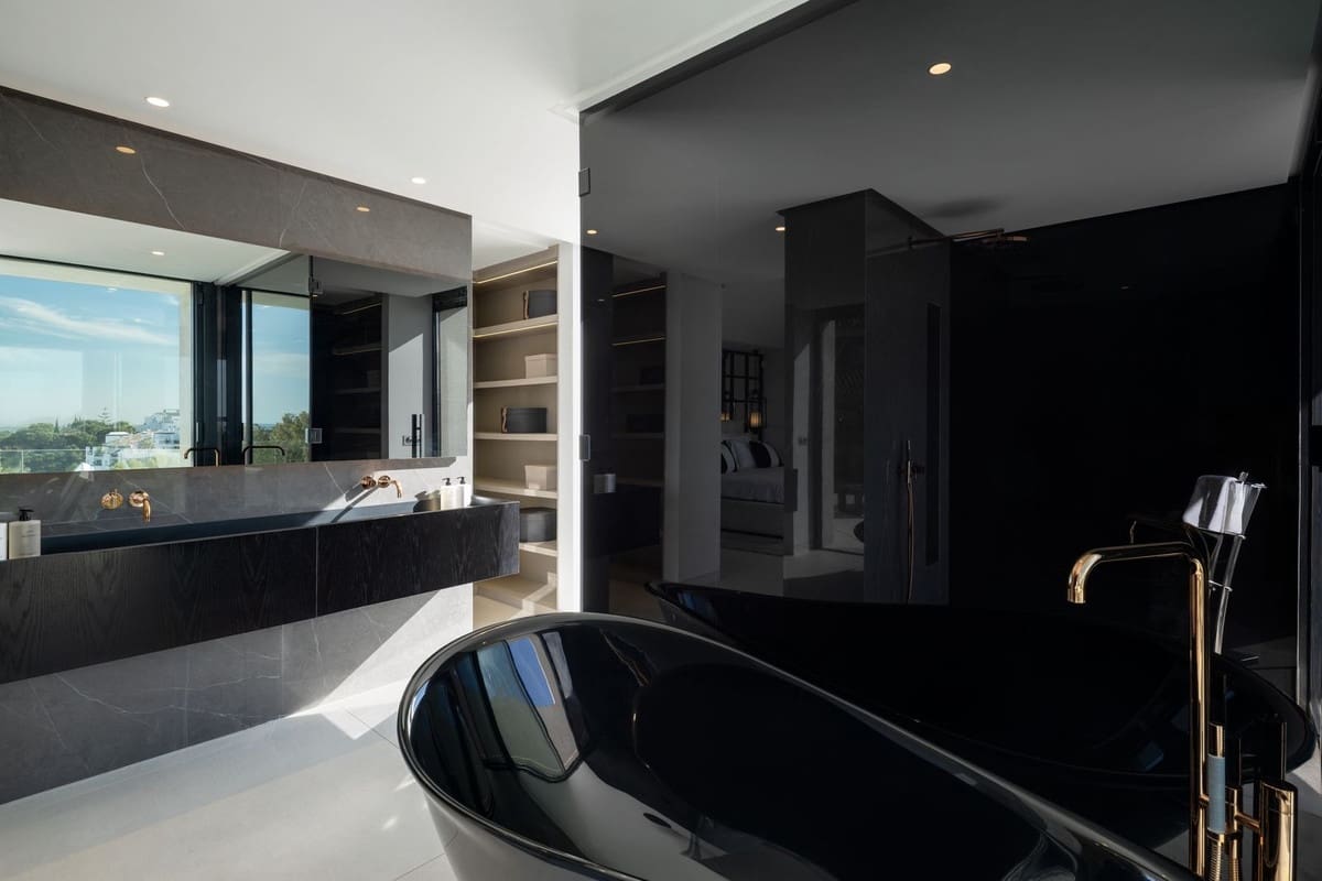 5 bedroom Villa for sale in Benahavis with pool garage - € 5,195,000 (Ref: 8972498)