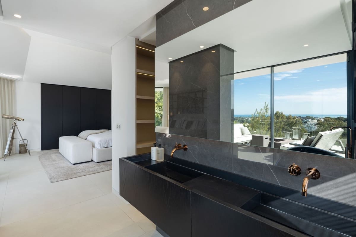 5 bedroom Villa for sale in Benahavis with pool garage - € 5,195,000 (Ref: 8972498)