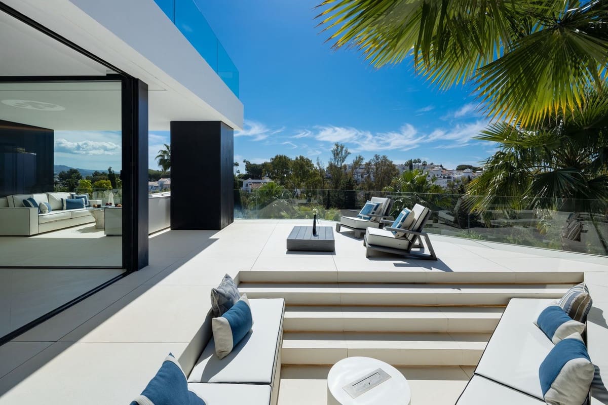5 bedroom Villa for sale in Benahavis with pool garage - € 5,195,000 (Ref: 8972498)