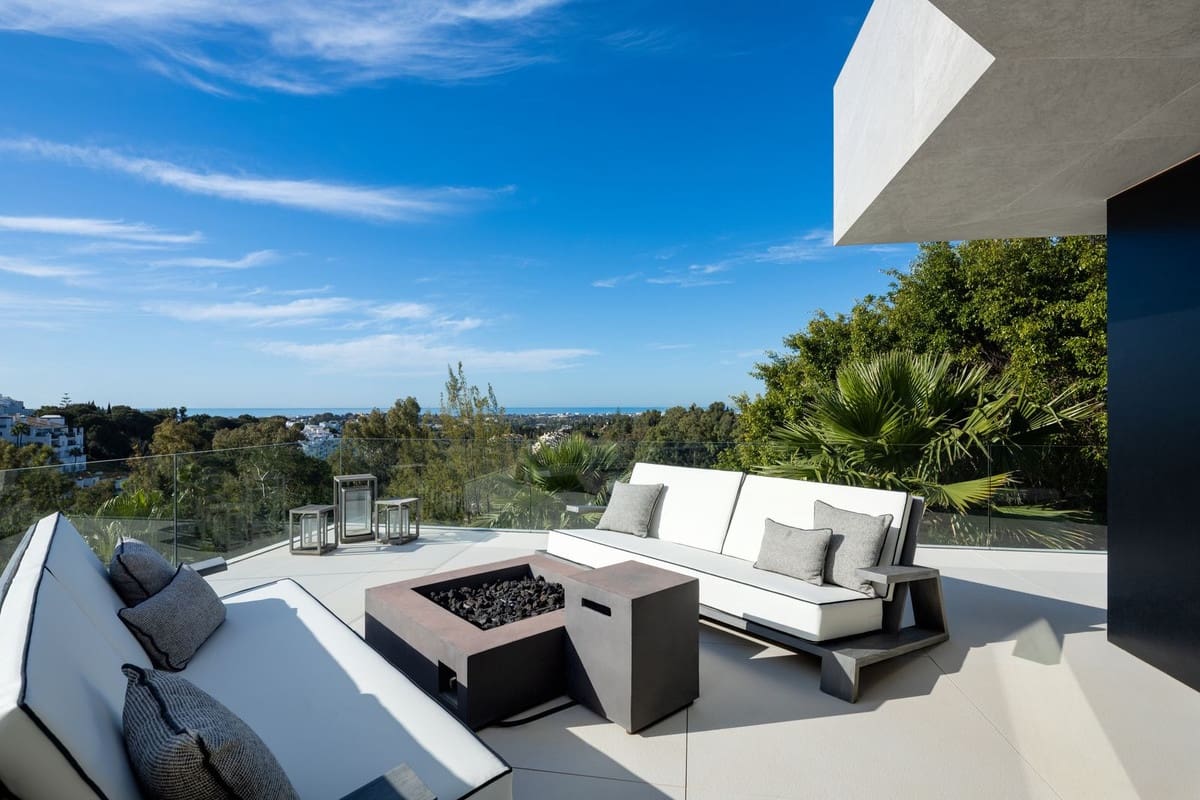 5 bedroom Villa for sale in Benahavis with pool garage - € 5,195,000 (Ref: 8972498)