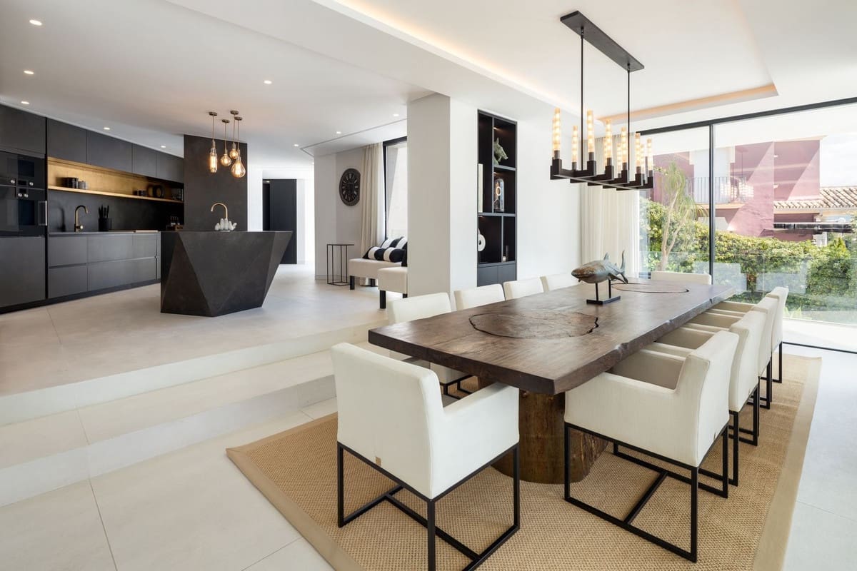 5 bedroom Villa for sale in Benahavis with pool garage - € 5,195,000 (Ref: 8972498)