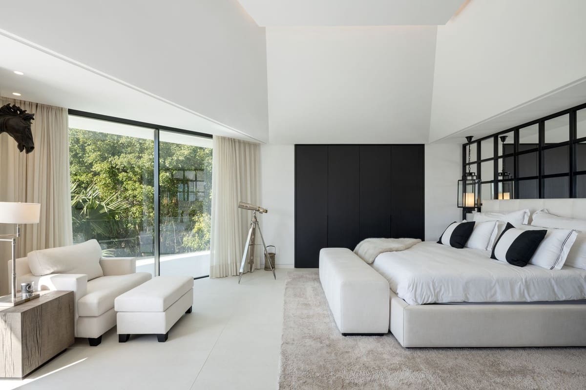 5 bedroom Villa for sale in Benahavis with pool garage - € 5,195,000 (Ref: 8972498)