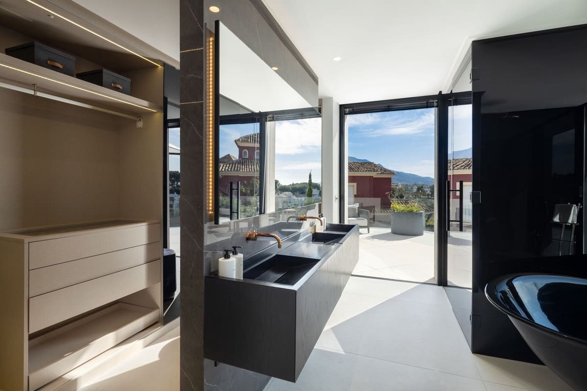 5 bedroom Villa for sale in Benahavis with pool garage - € 5,195,000 (Ref: 8972498)