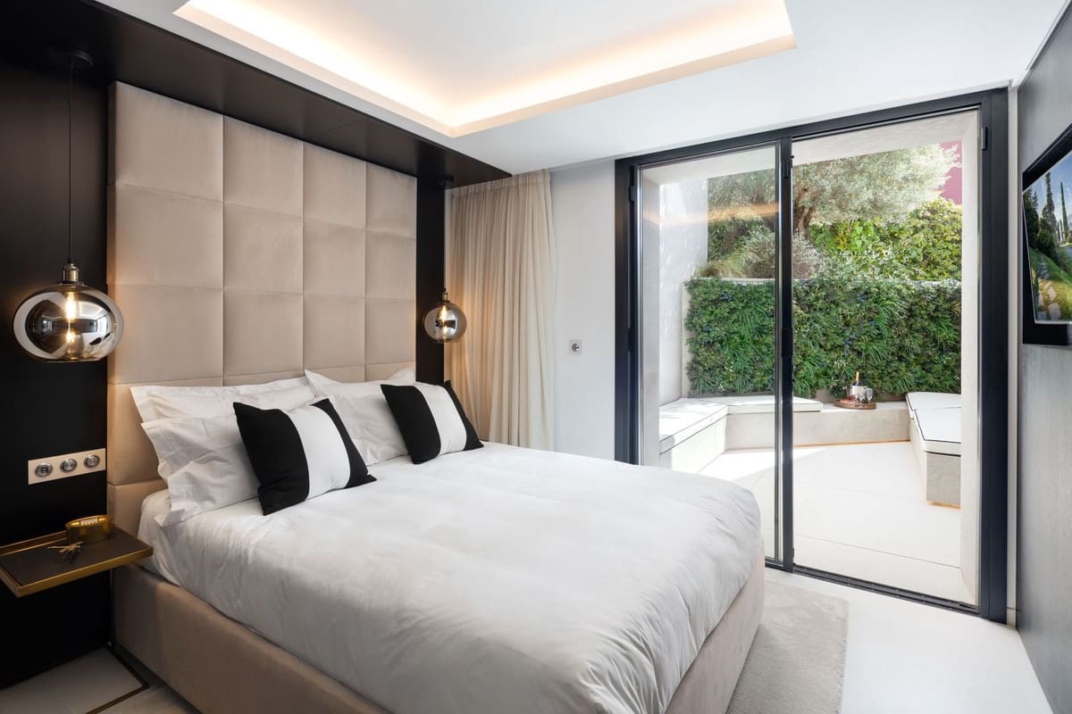 5 bedroom Villa for sale in Benahavis with pool garage - € 5,195,000 (Ref: 8972498)