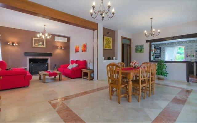 4 sovrum Kommersiell till salu i Zona Calvario, Estepona med pool - 795 000 € (Ref: 8979179)