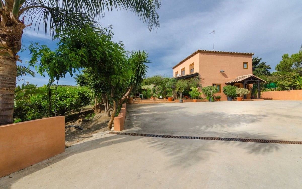 4 bedroom Commercial for sale in Estepona with pool - € 795,000 (Ref: 8979179)