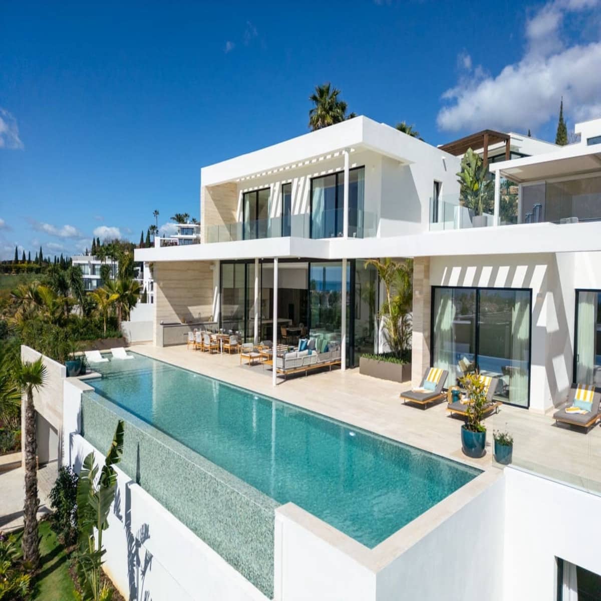 6 bedroom Villa for sale in Benahavis with pool - € 5,750,000 (Ref: 8979180)