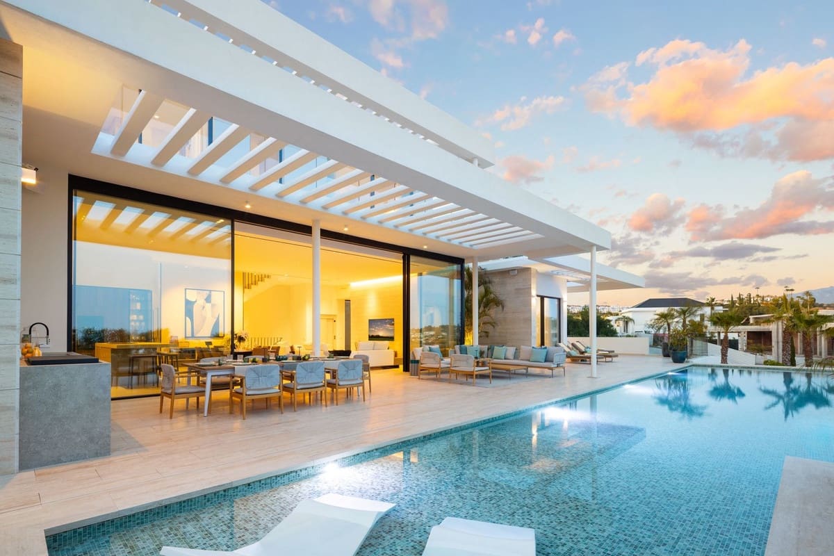 6 bedroom Villa for sale in Benahavis with pool - € 5,750,000 (Ref: 8979180)