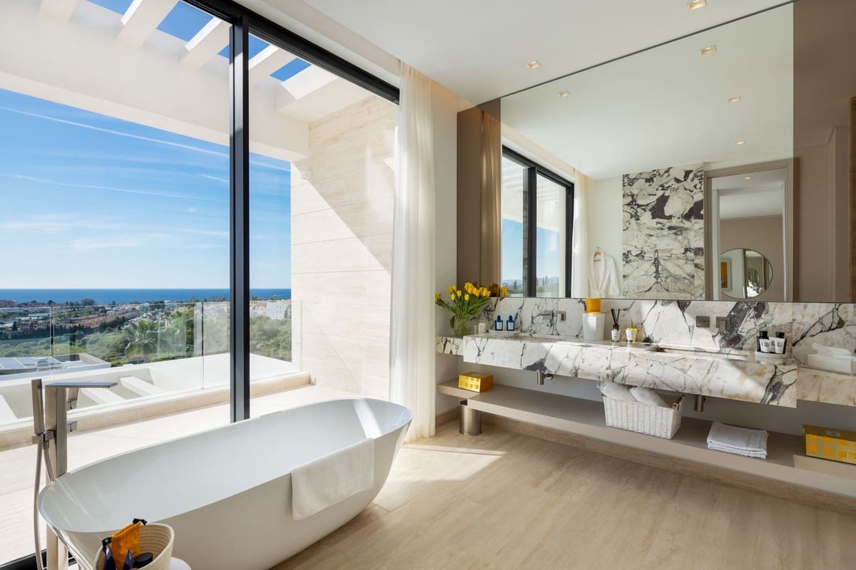 6 bedroom Villa for sale in Benahavis with pool - € 5,750,000 (Ref: 8979180)