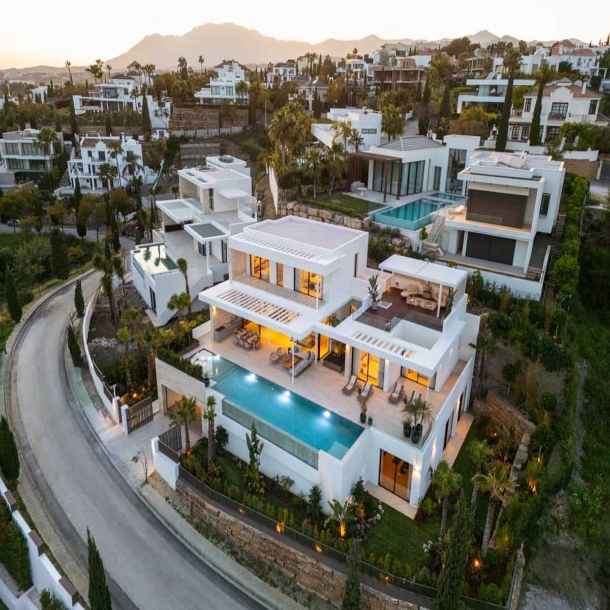 6 bedroom Villa for sale in Benahavis with pool - € 5,750,000 (Ref: 8979180)