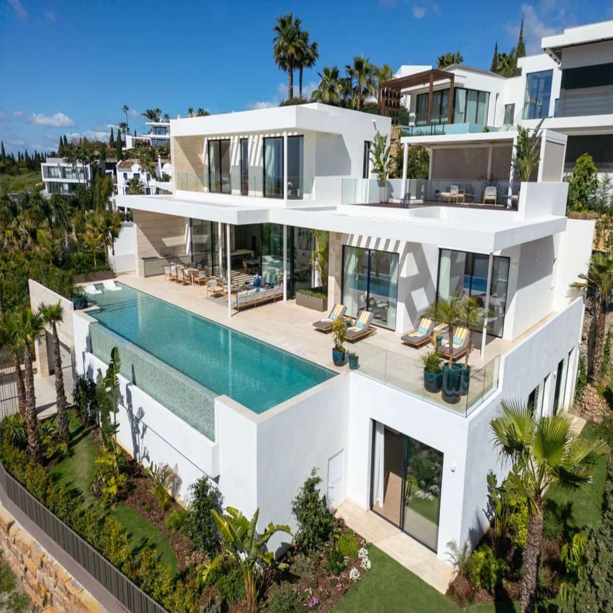 6 bedroom Villa for sale in Benahavis with pool - € 5,750,000 (Ref: 8979180)