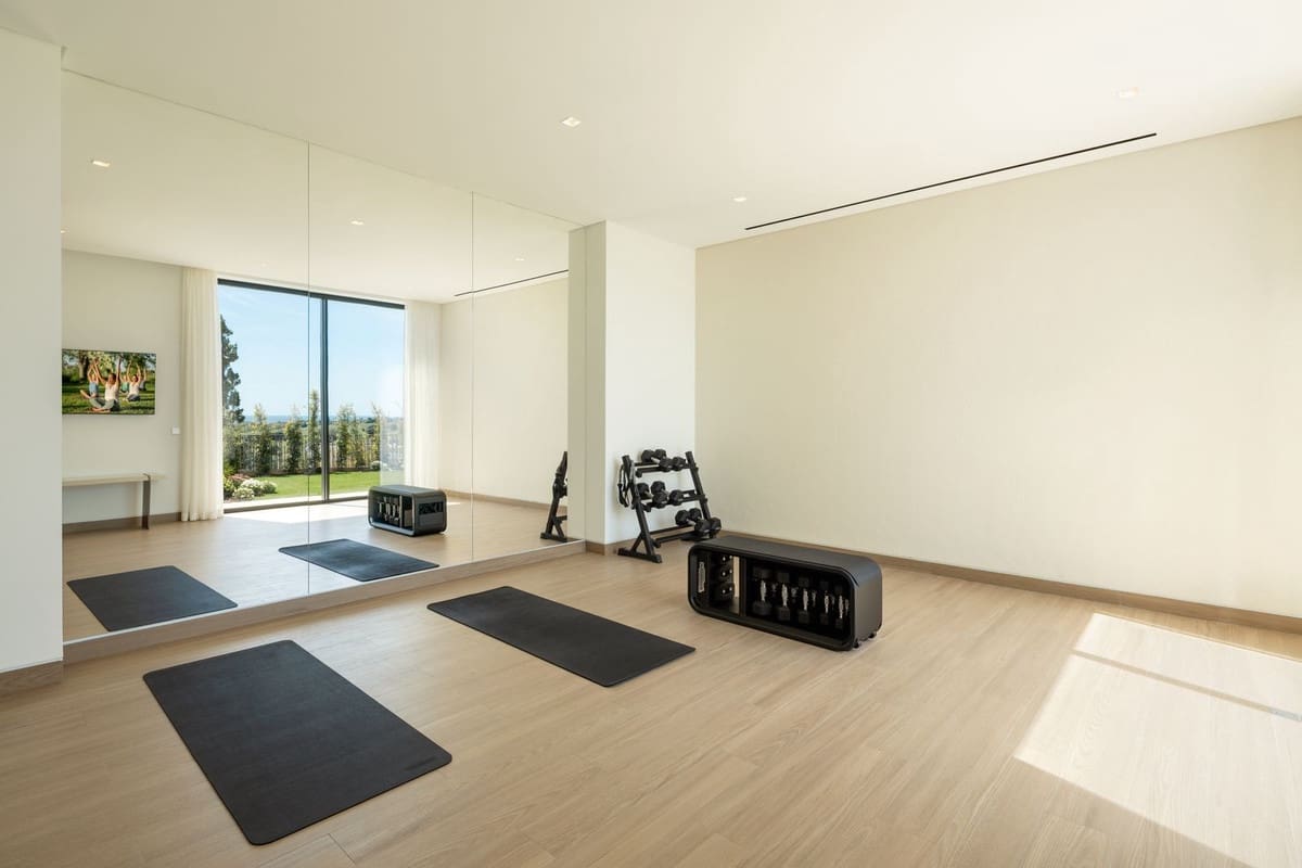 6 bedroom Villa for sale in Benahavis with pool - € 5,750,000 (Ref: 8979180)