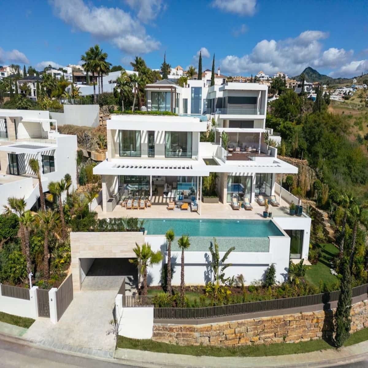 6 bedroom Villa for sale in Benahavis with pool - € 5,750,000 (Ref: 8979180)