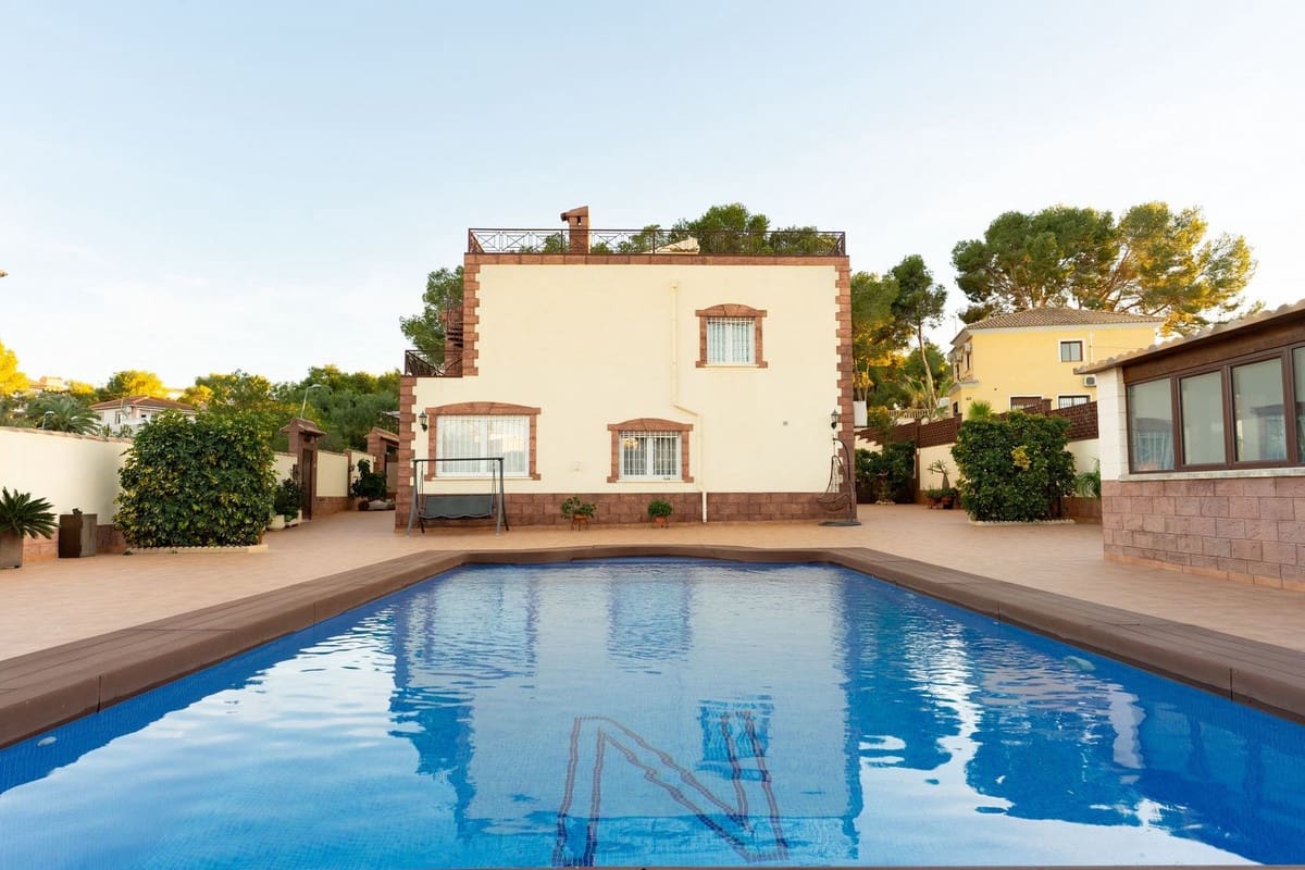 Chalet de 7 habitaciones en Los Balcones en venta con piscina garaje - 930.000 € (Ref: 8979183)