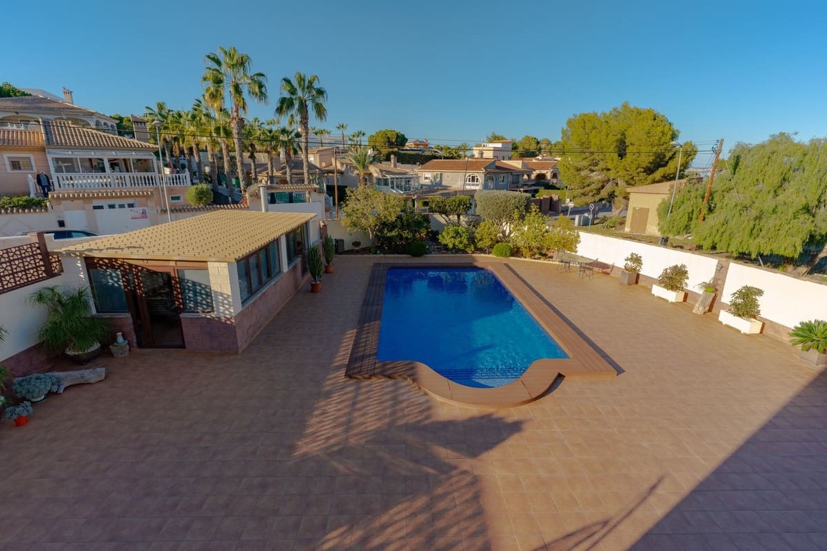 Chalet de 7 habitaciones en Los Balcones en venta con piscina garaje - 930.000 € (Ref: 8979183)