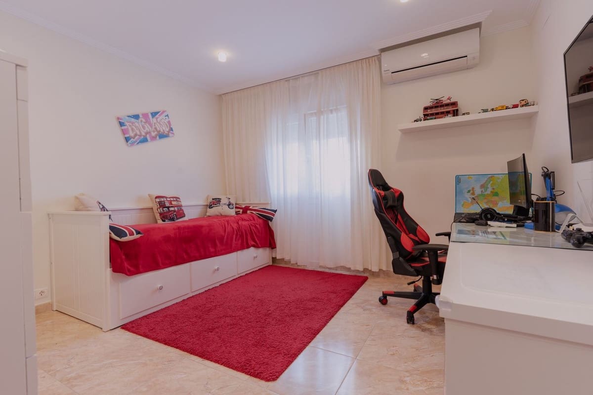 Chalet de 7 habitaciones en Los Balcones en venta con piscina garaje - 930.000 € (Ref: 8979183)