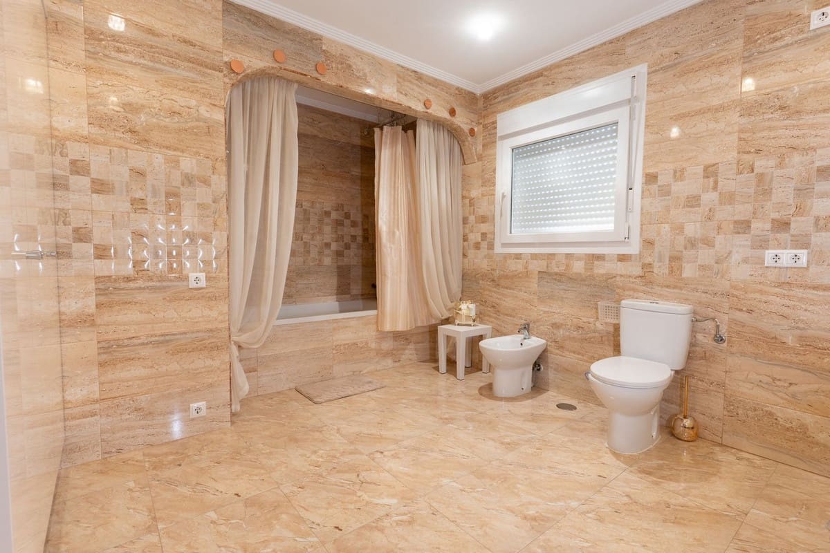 Chalet de 7 habitaciones en Los Balcones en venta con piscina garaje - 930.000 € (Ref: 8979183)