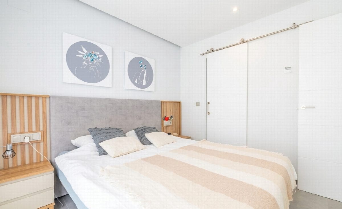 3 bedroom Villa for sale in Torrevieja with pool - € 660,000 (Ref: 8988208)