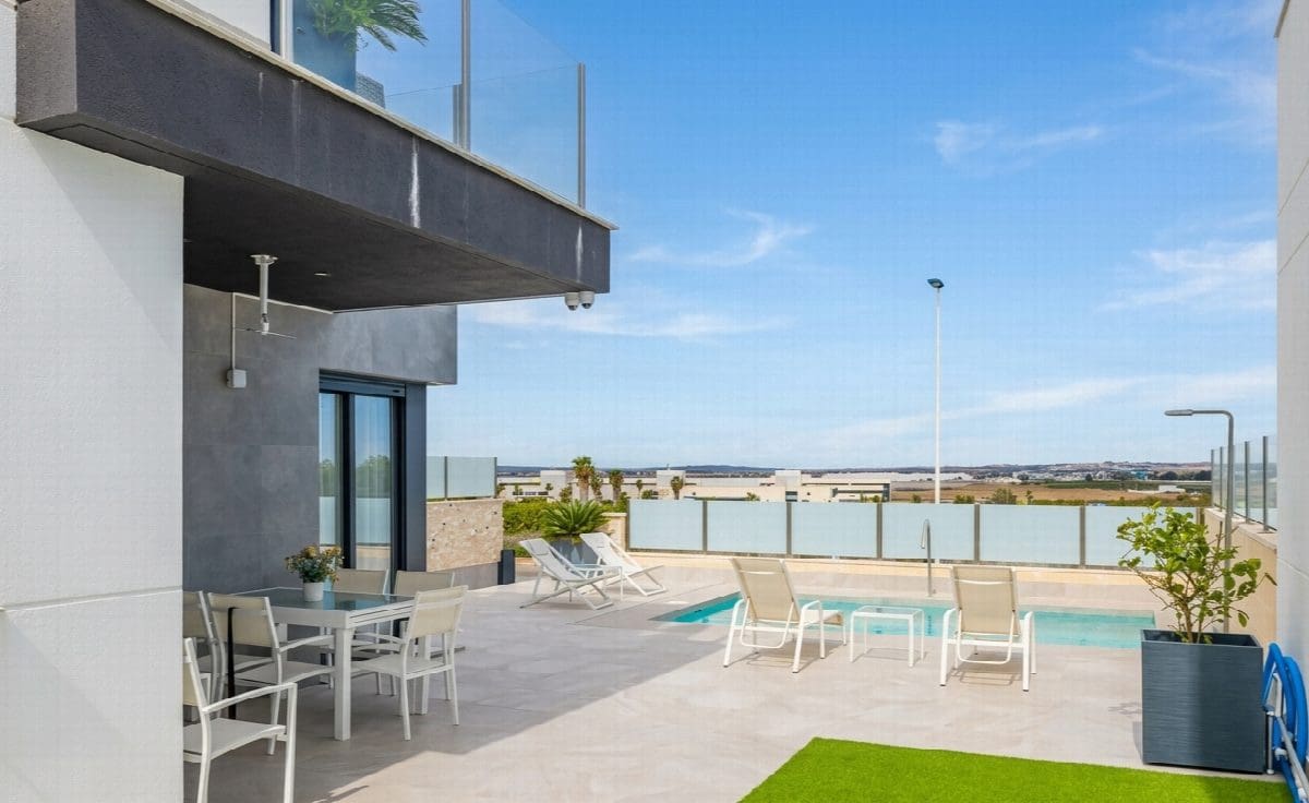 3 bedroom Villa for sale in Torrevieja with pool - € 660,000 (Ref: 8988208)
