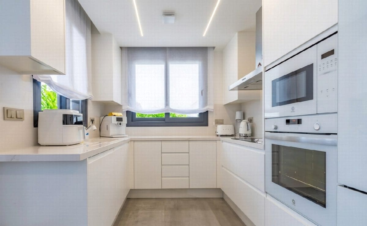 3 bedroom Villa for sale in Torrevieja with pool - € 660,000 (Ref: 8988208)