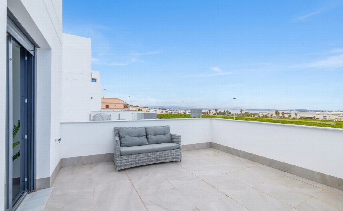 3 bedroom Villa for sale in Torrevieja with pool - € 660,000 (Ref: 8988208)