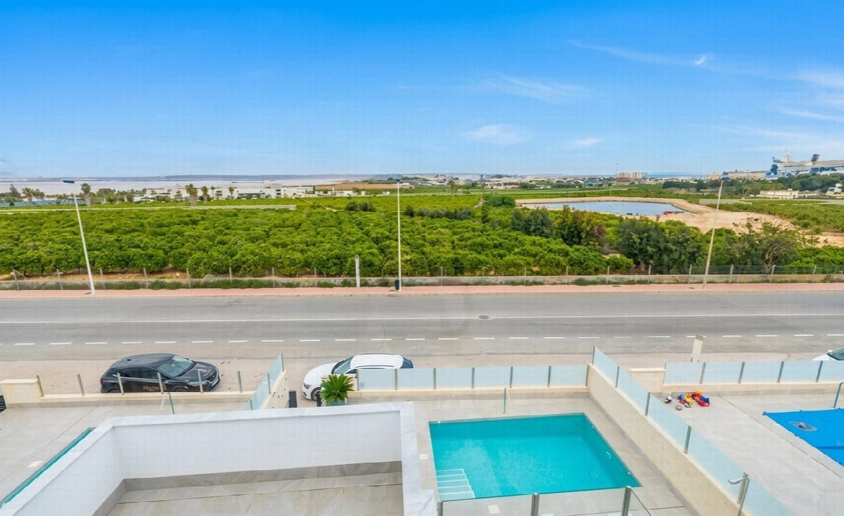 3 bedroom Villa for sale in Torrevieja with pool - € 660,000 (Ref: 8988208)