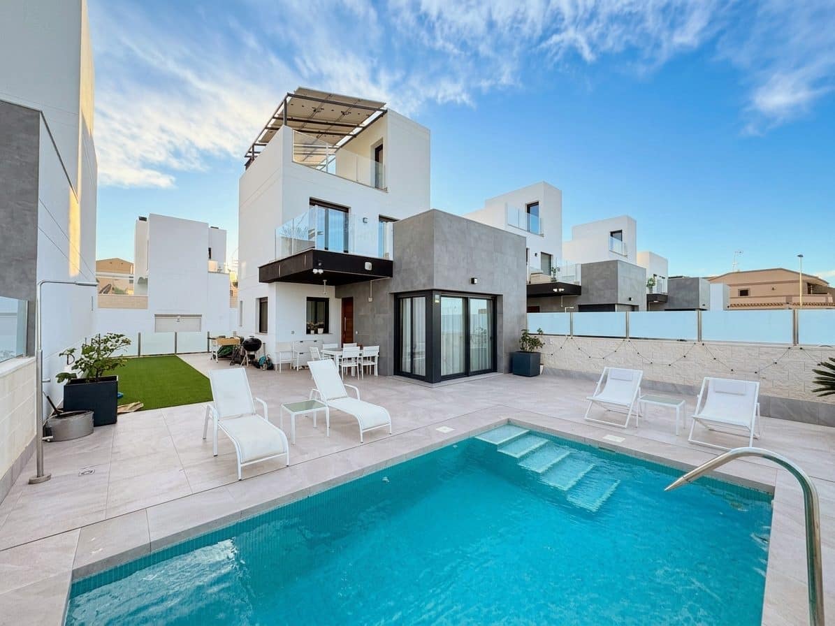 3 bedroom Villa for sale in Torrevieja with pool - € 660,000 (Ref: 8988208)