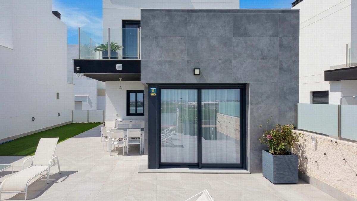 3 bedroom Villa for sale in Torrevieja with pool - € 660,000 (Ref: 8988208)