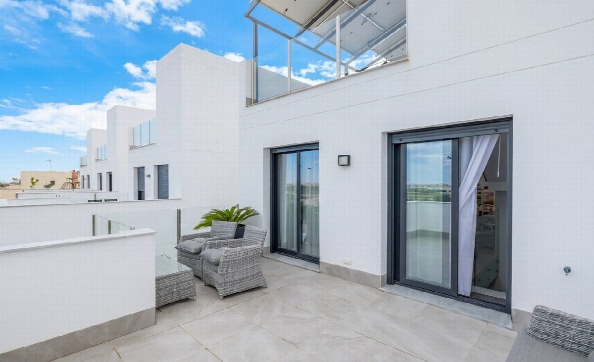 3 bedroom Villa for sale in Torrevieja with pool - € 660,000 (Ref: 8988208)